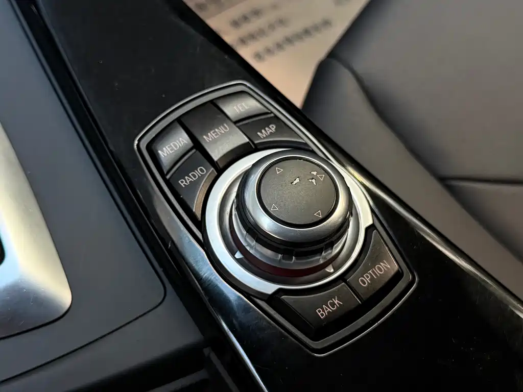BMW 3 Series 2017 — фото 10