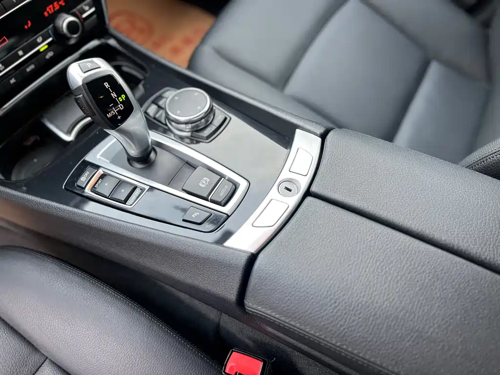 BMW 5 Series GT 2015 — фото 11