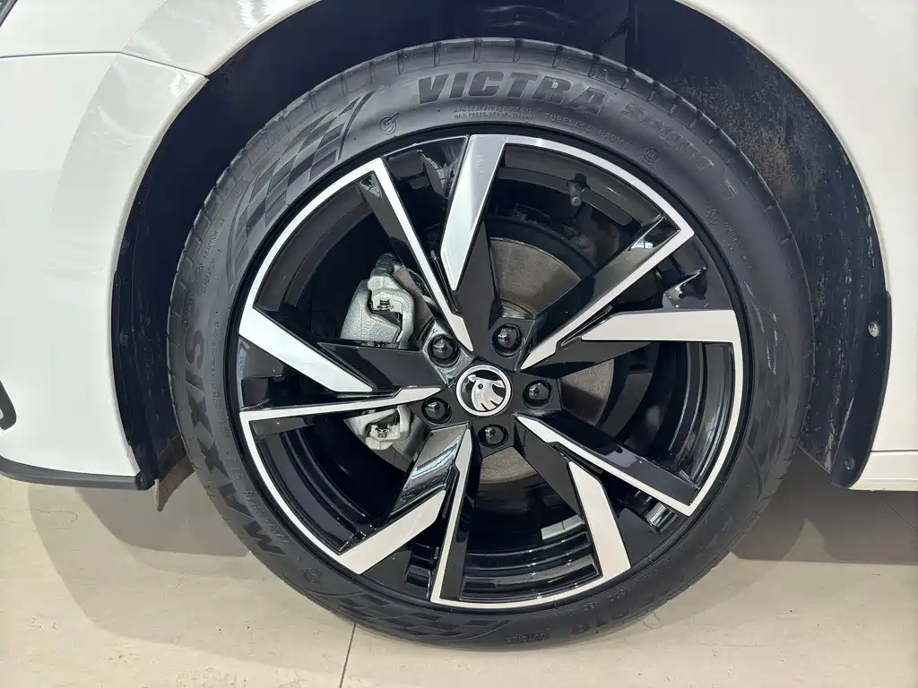 Skoda Octavia 2023 — фото 19