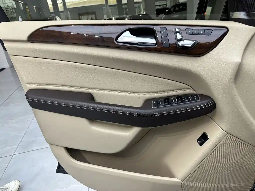 Mercedes-Benz GLS 2017 — фото 12
