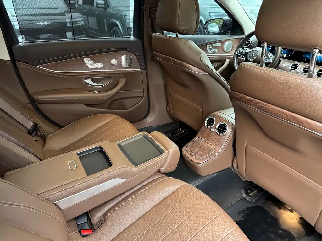 Mercedes-Benz E-Class 2023 — фото 15