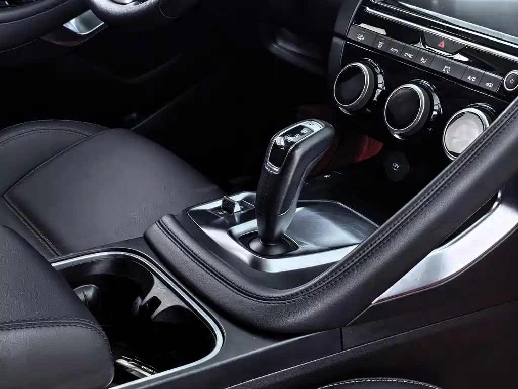 Jaguar E-PACE 2021 — фото 13