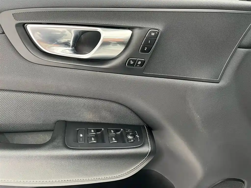 Volvo XC60 2022 — фото 17