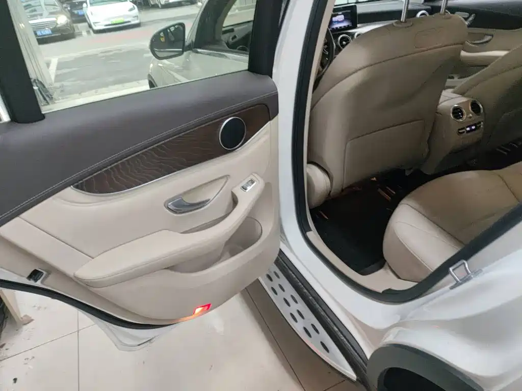 Mercedes-Benz GLC 2018 — фото 12