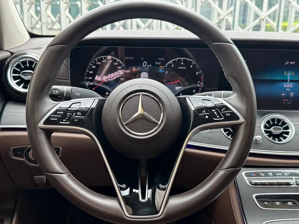 Mercedes-Benz E-Class 2023 — фото 19