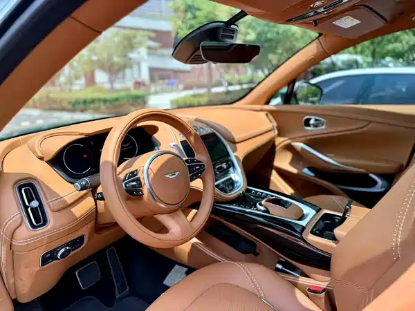 Aston Martin DBX 2022