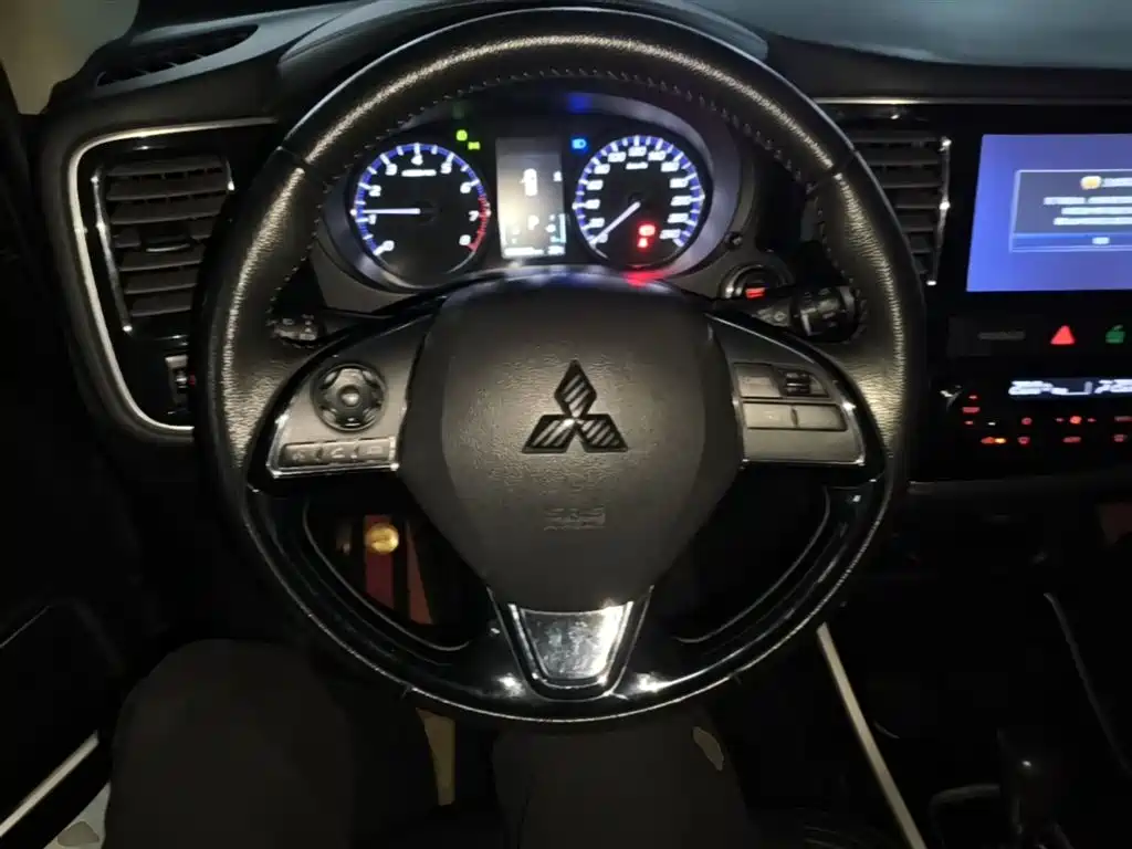 Mitsubishi Outlander 2019 — фото 11