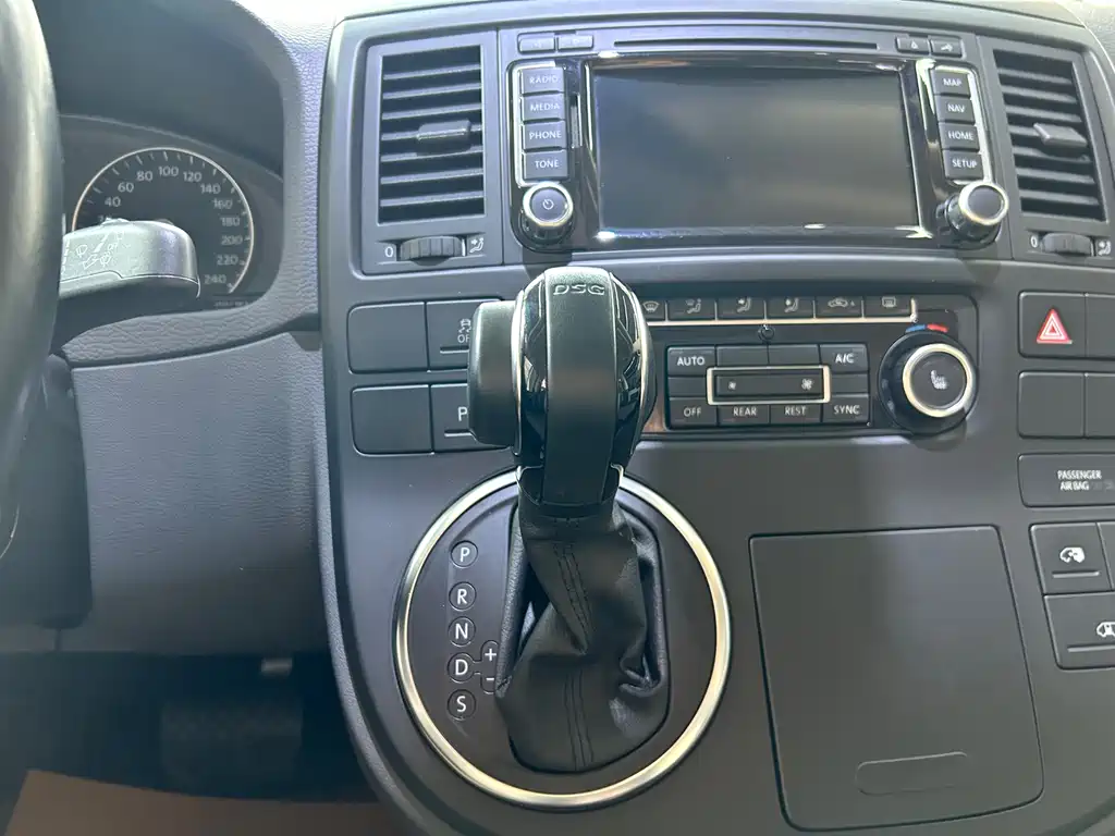 Volkswagen Multivan 2015 — фото 12