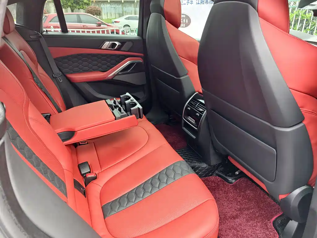 BMW X6 M 2023 — фото 18