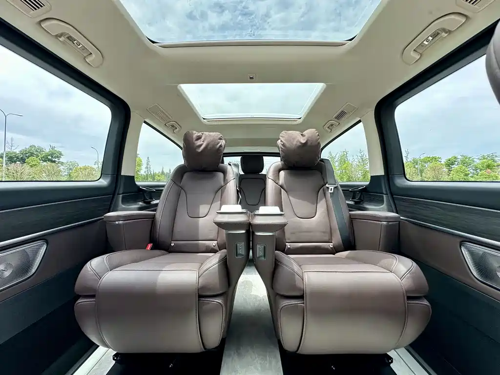 Mercedes-Benz V-Class 2025 — фото 10