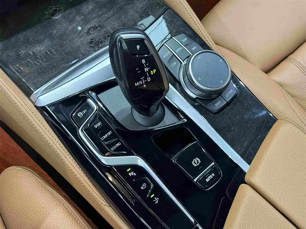 BMW 6 Series GT 2024 — фото 16