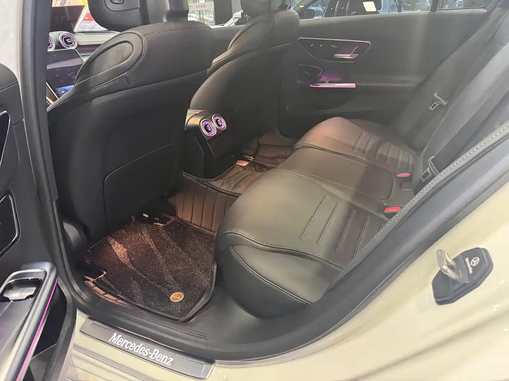 Mercedes-Benz C-Class 2025 — фото 17