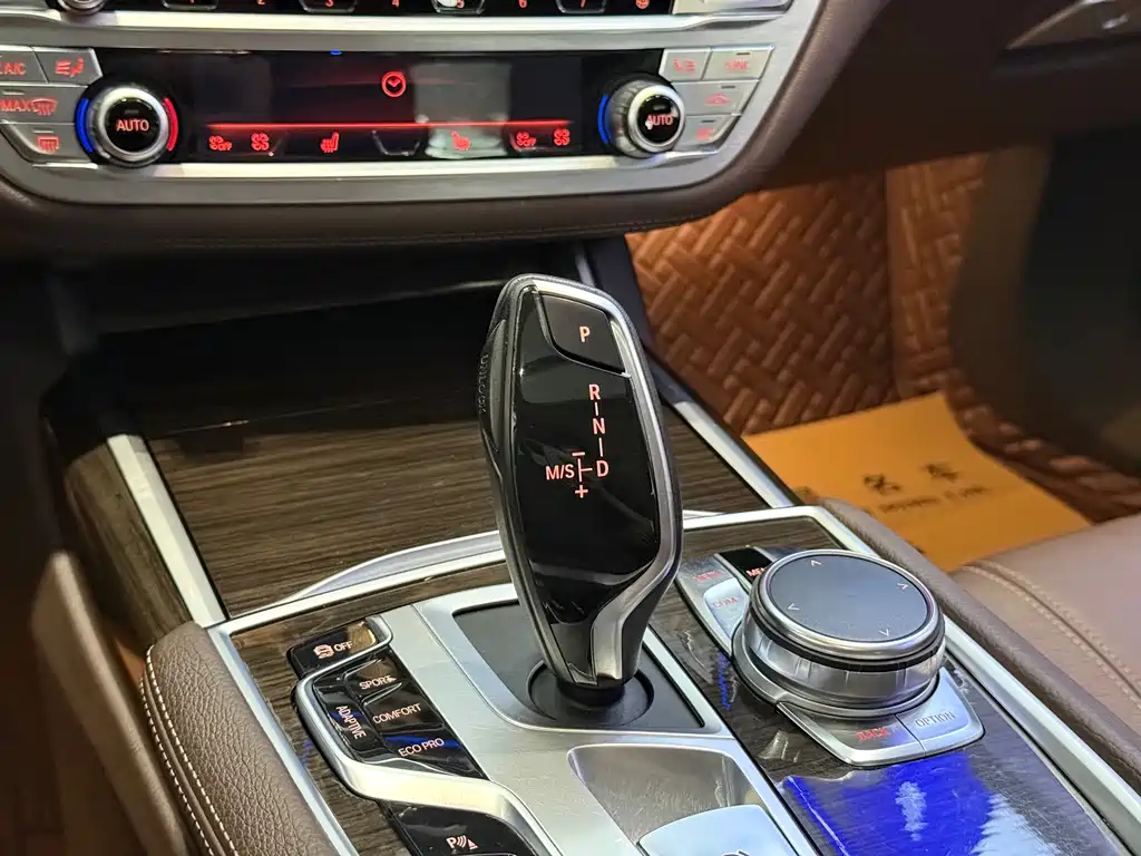 BMW 7 Series 2017 — фото 9