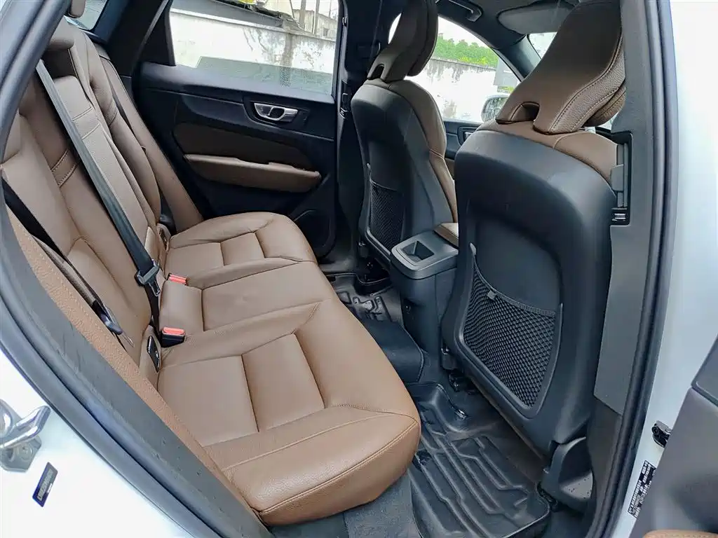 Volvo XC60 2021 — фото 11