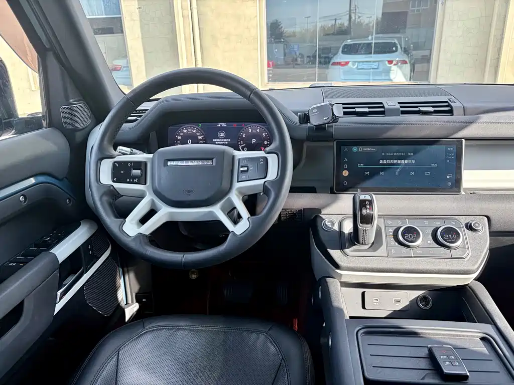 Land Rover Defender 2021 — фото 10