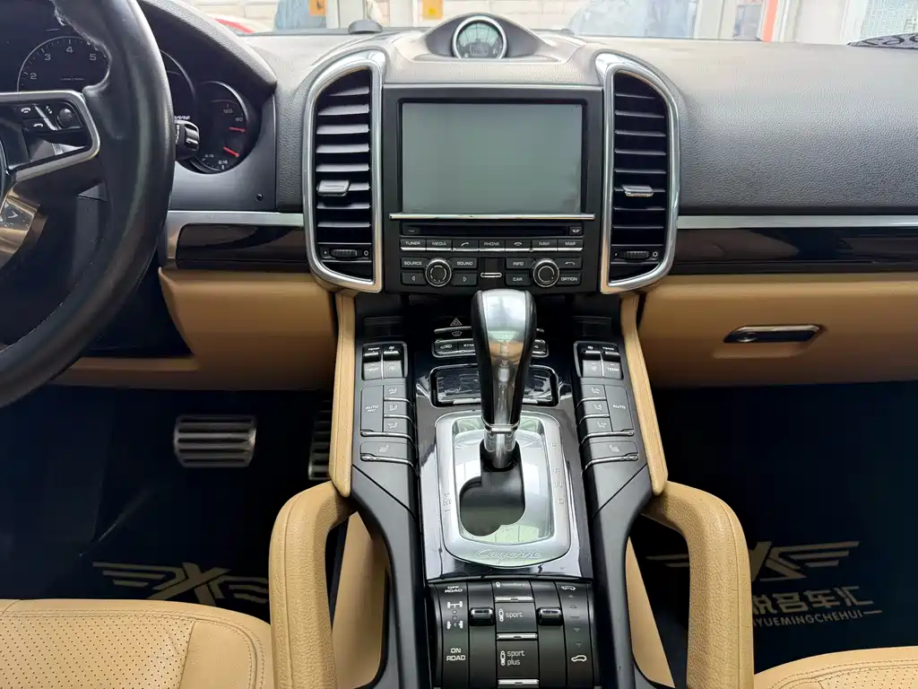 Porsche Cayenne 2015 — фото 30