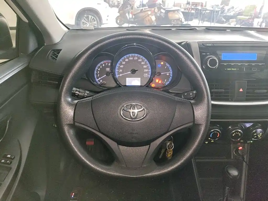 Toyota Yaris L 2018 — фото 11
