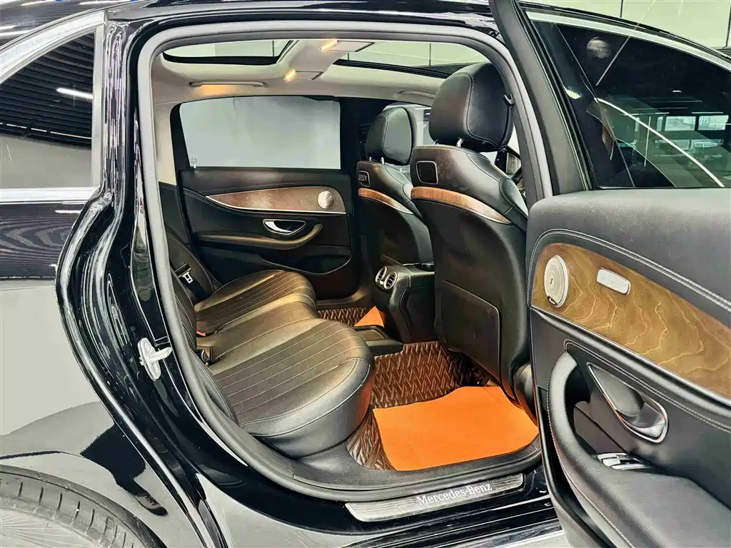 Mercedes-Benz E-Class 2019 — фото 25