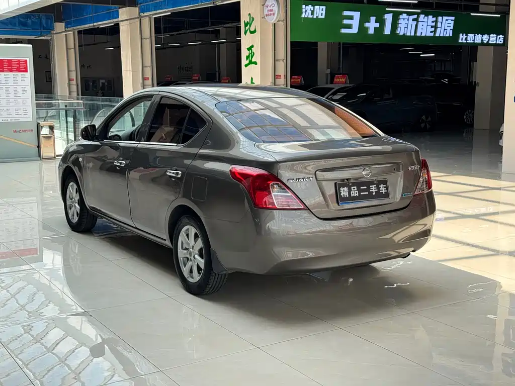 Nissan Sunny 2012 — фото 8