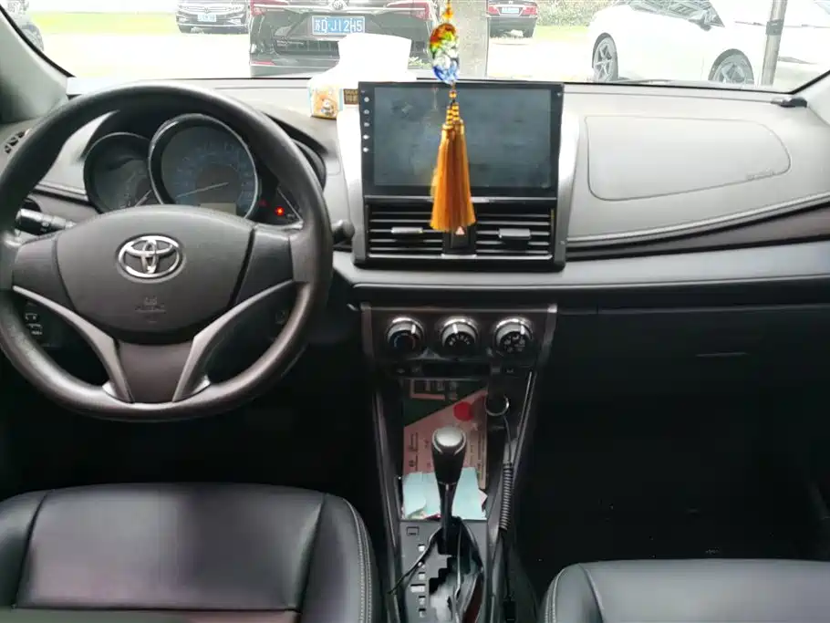 Toyota Yaris L 2016 — фото 12