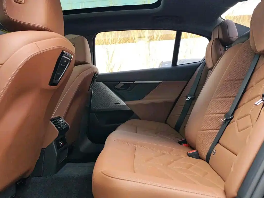 BMW 5 Series 2025 — фото 14