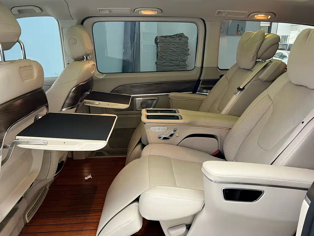 Mercedes-Benz V-Class 2023 — фото 11