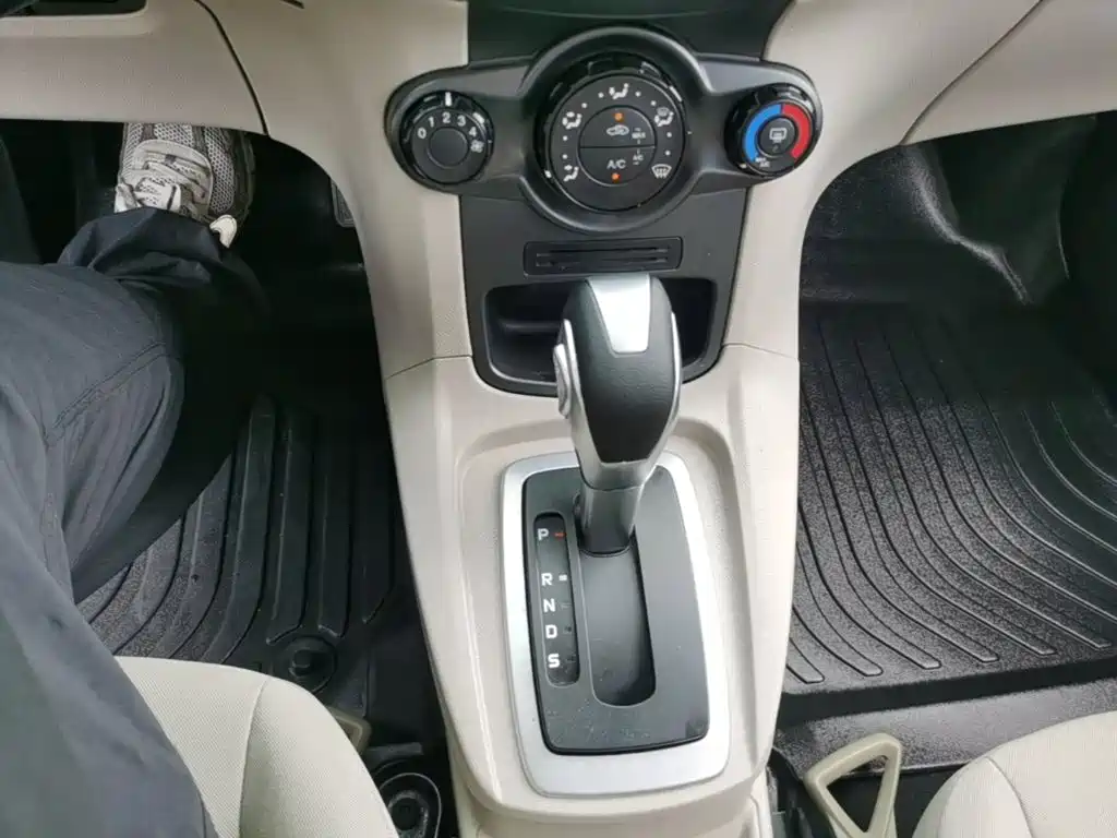 Ford Fiesta 2015 — фото 14