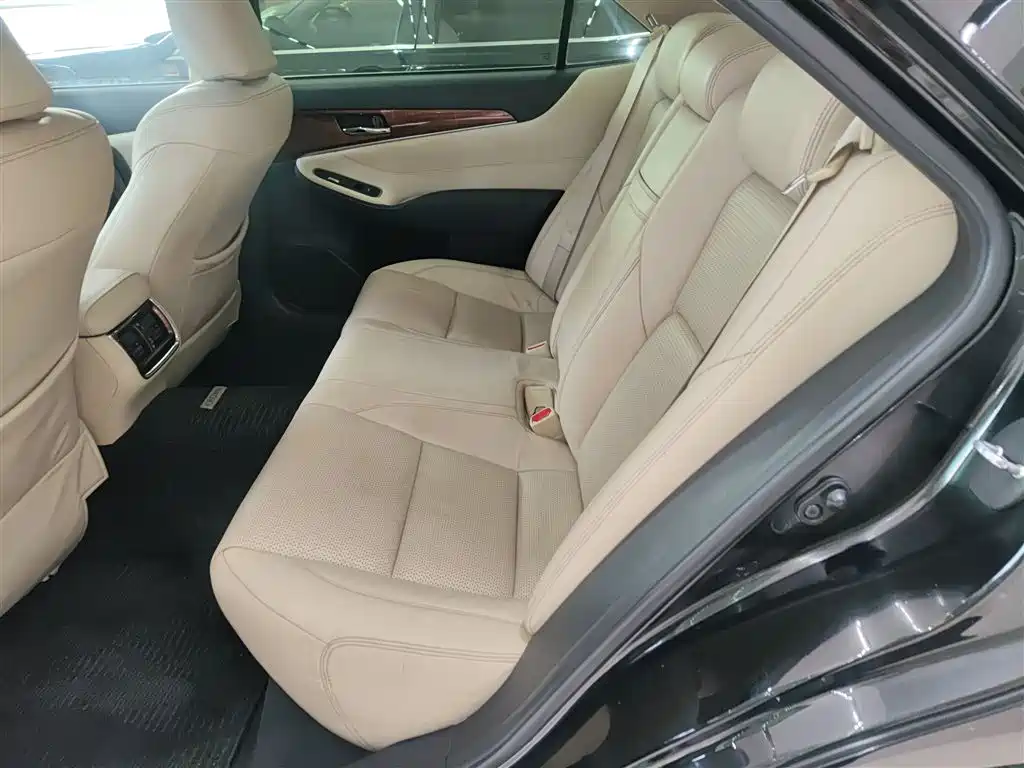 Toyota Crown 2017 — фото 13
