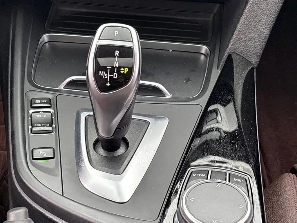 BMW 3 Series 2019 — фото 19