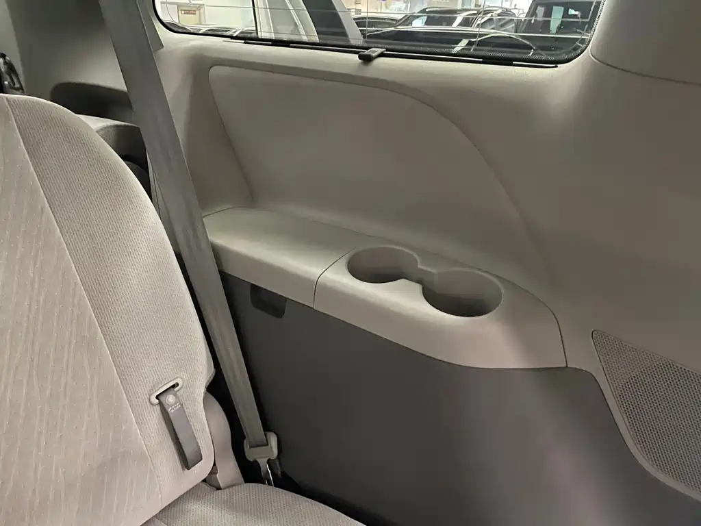 Toyota Sienna 2016 — фото 40
