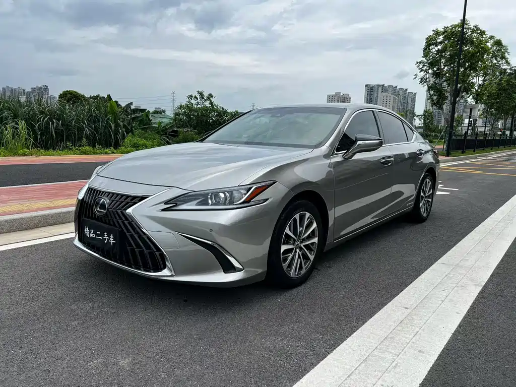 Lexus ES 2022 — фото 1