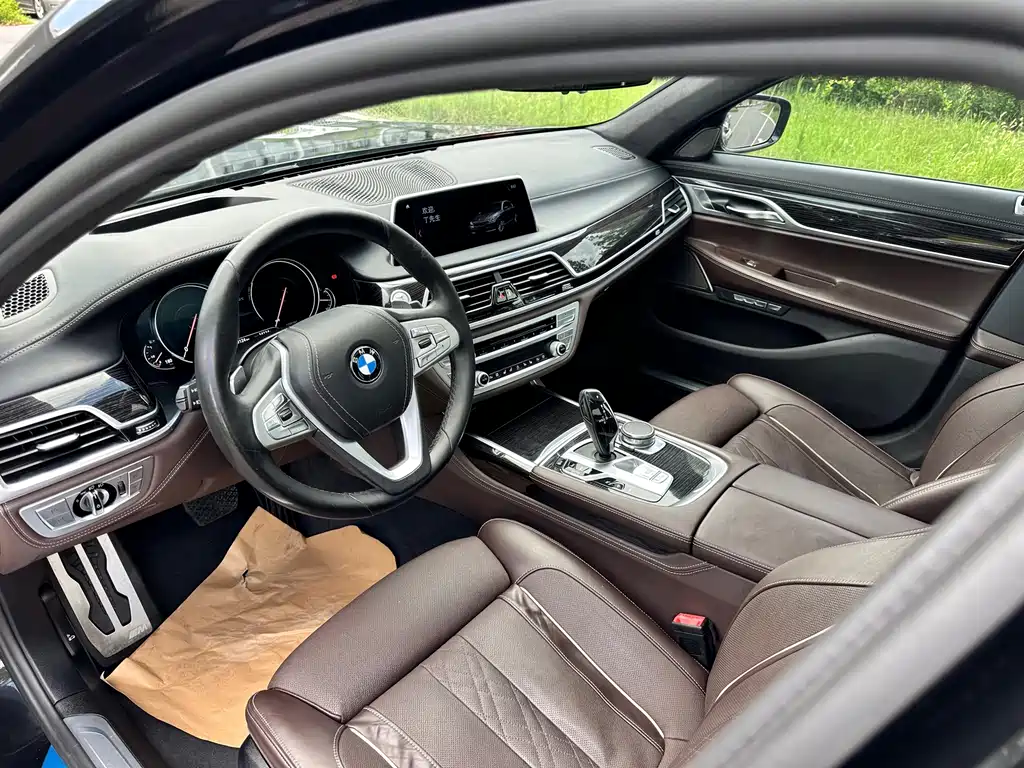 BMW 7 Series 2017 — фото 13