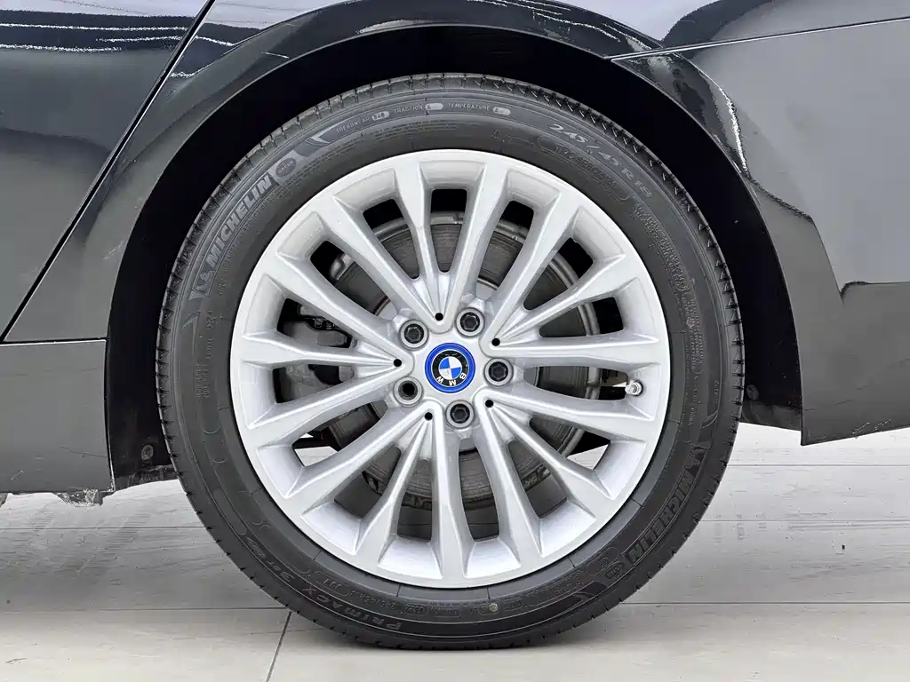 BMW 5 Series New Energy 2019 — фото 17
