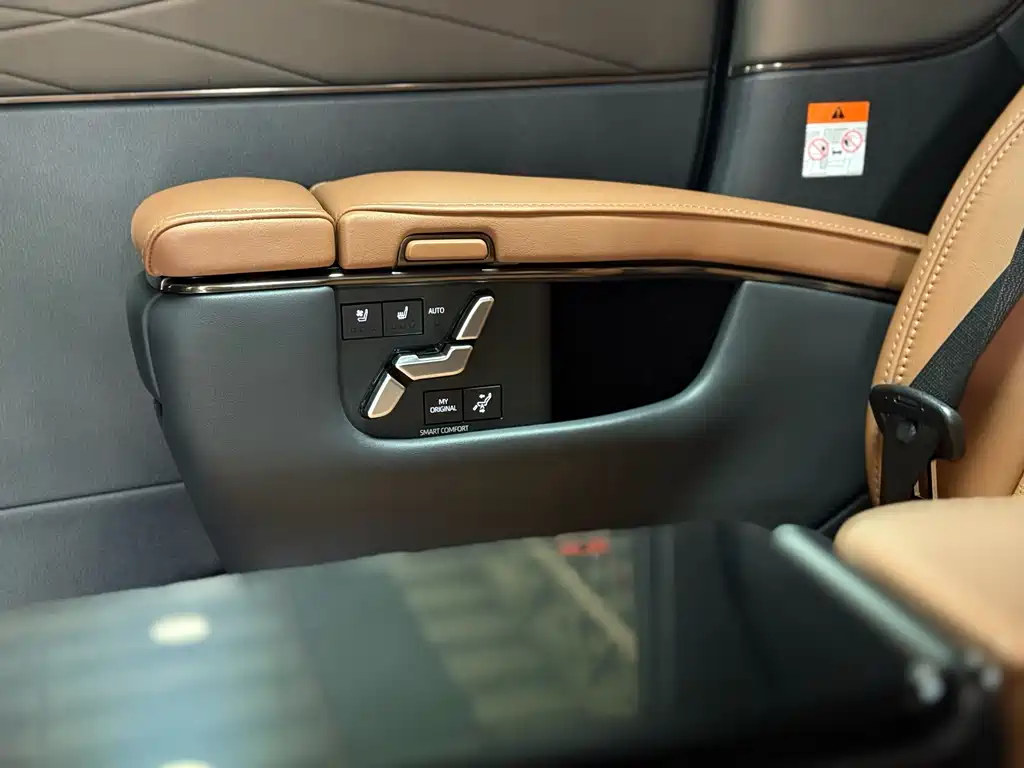 Toyota Alphard 2023 — фото 13