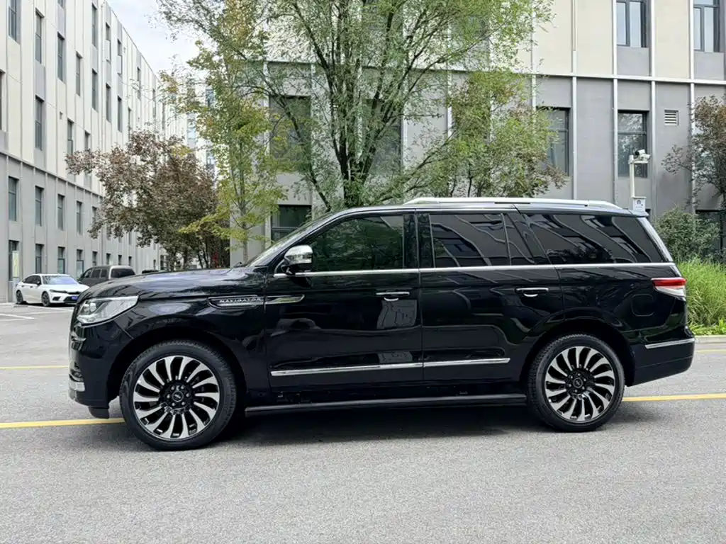Lincoln Navigator 2023 — фото 8