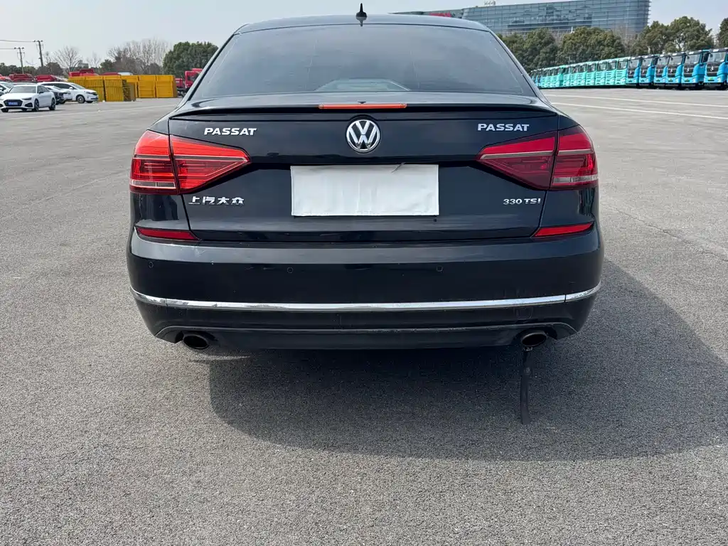 Volkswagen Passat 2017 — фото 8