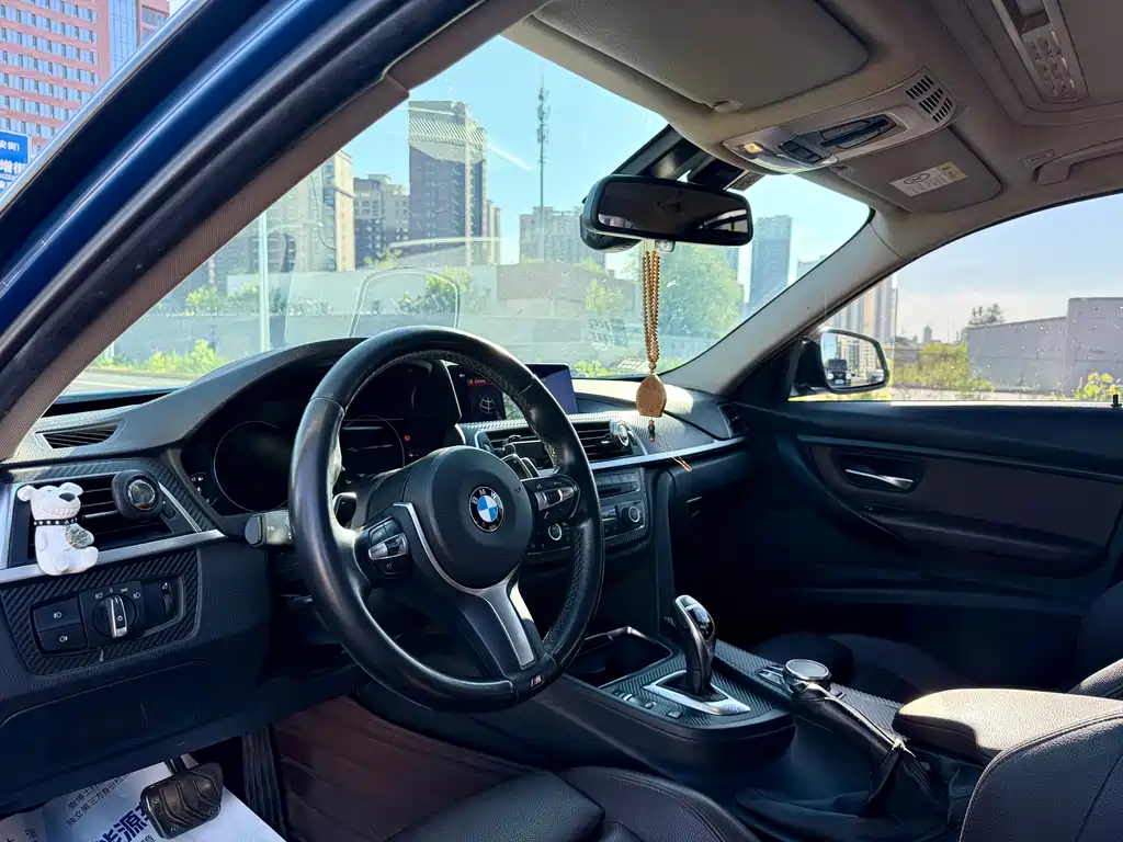 BMW 3 Series 2018 — фото 9