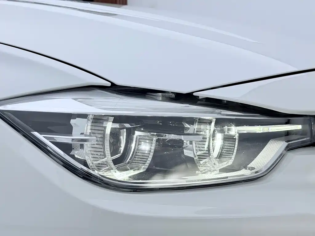 BMW 3 Series 2018 — фото 21