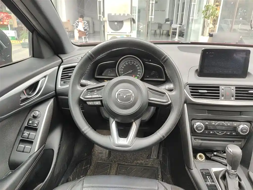 Mazda CX-4 2018 — фото 11