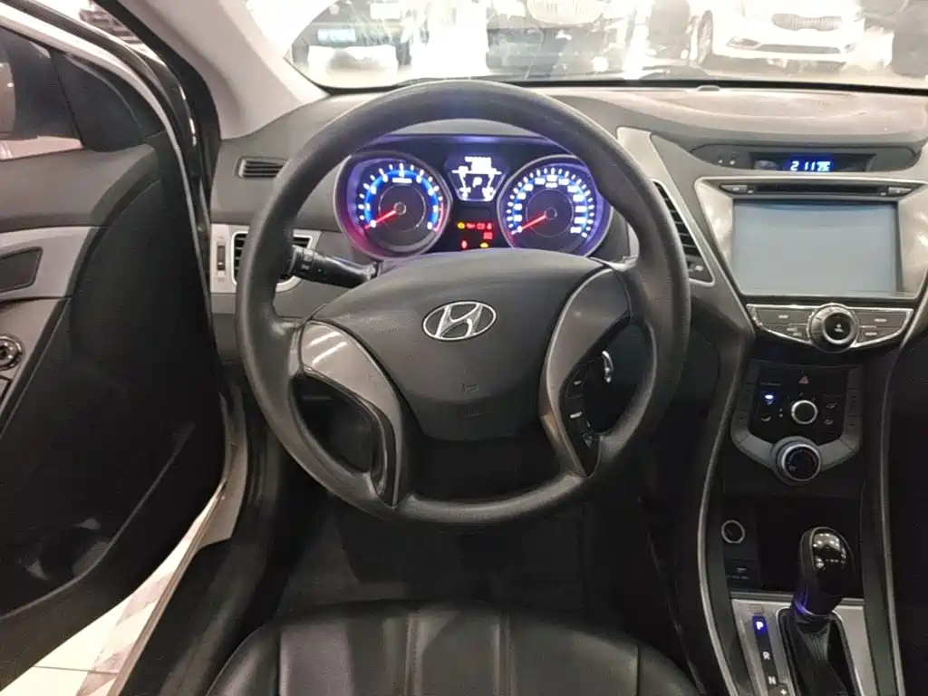 Hyundai Elantra 2016 — фото 11