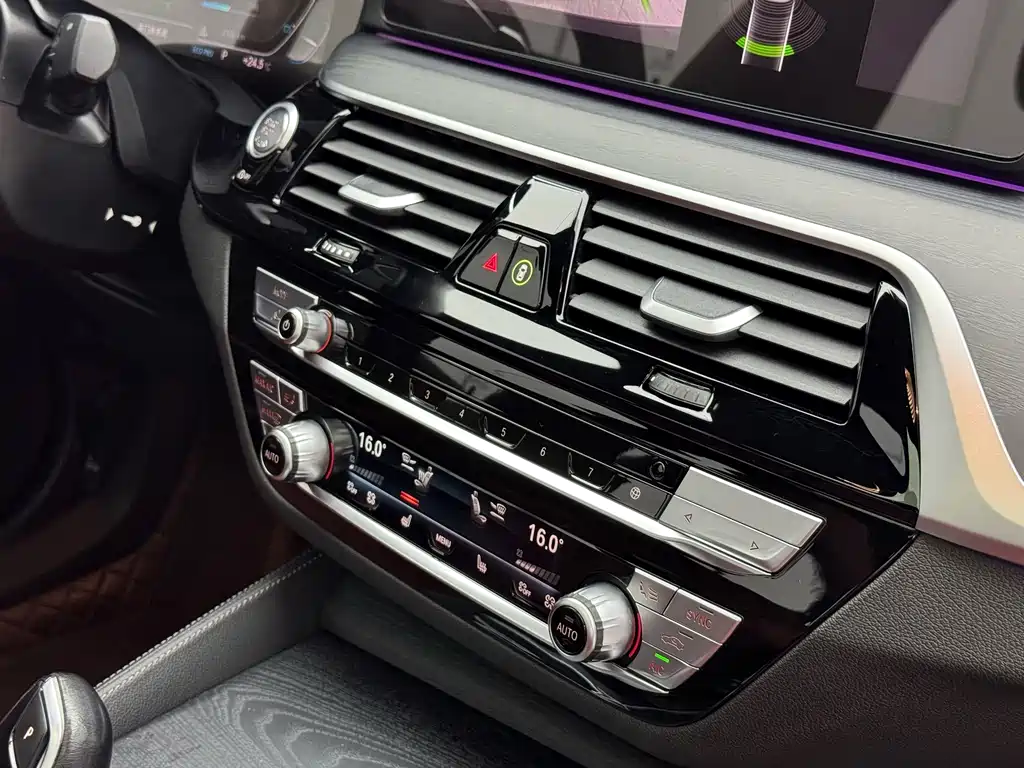 BMW 5 Series 2023 — фото 18