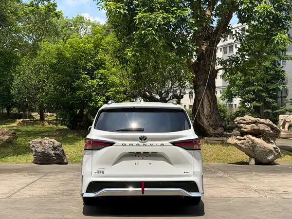 Toyota Granvia 2025