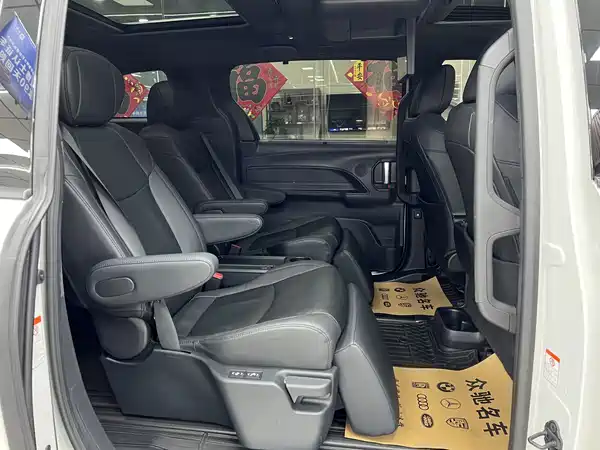 Toyota Granvia 2023