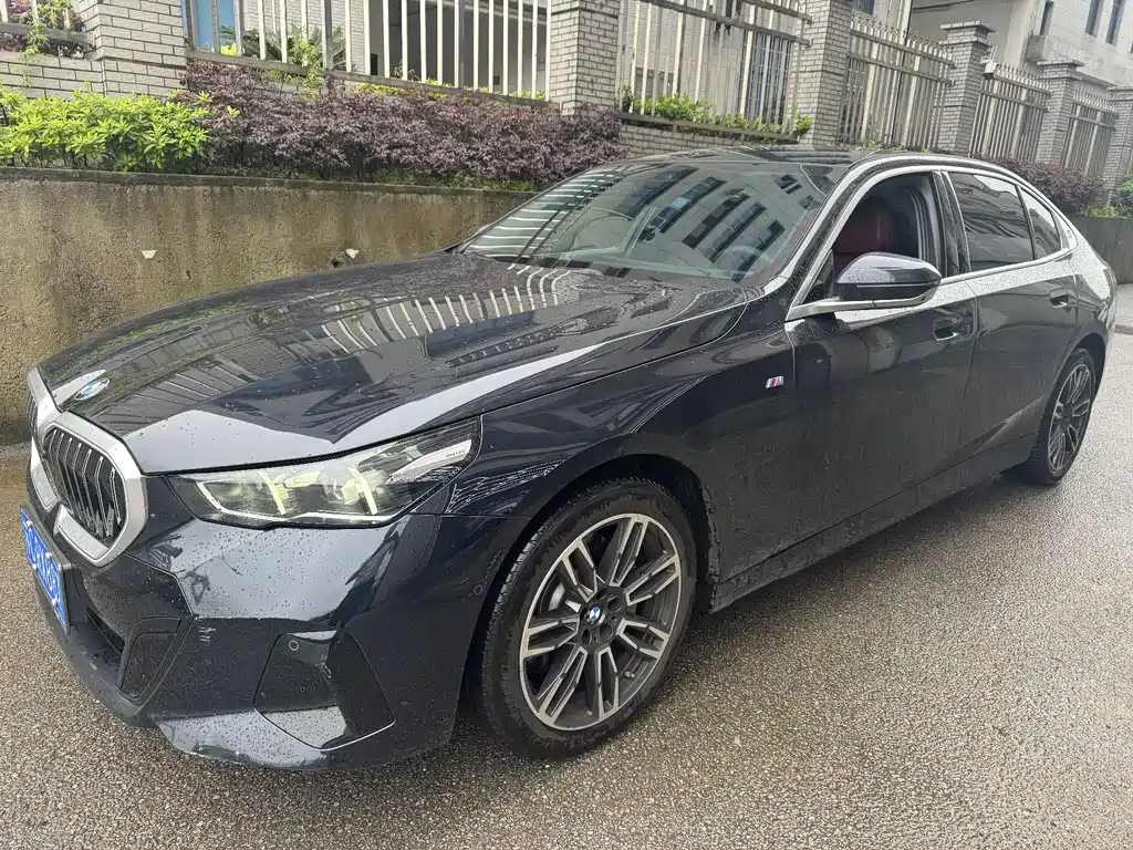 BMW 5 Series 2025 — фото 1