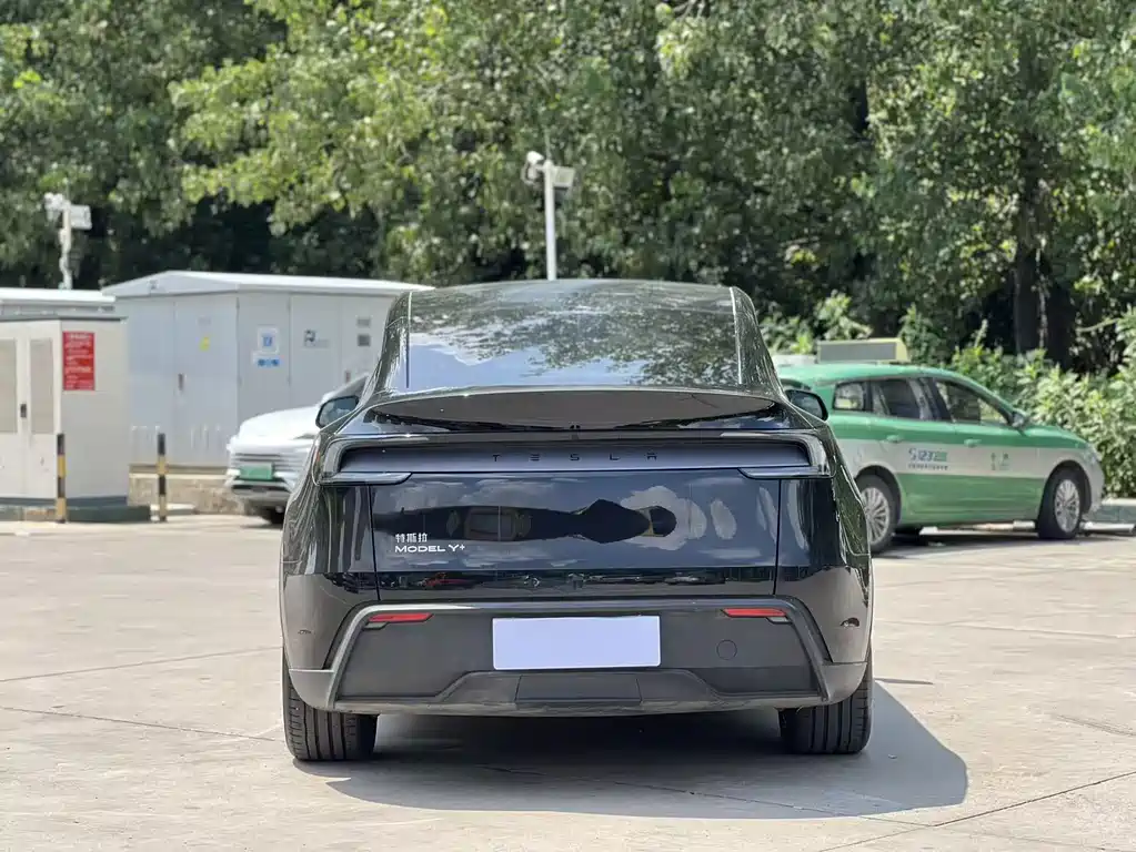 Tesla Model Y 2025 — фото 12