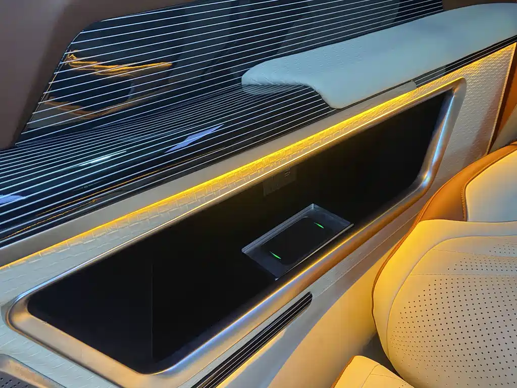 Mercedes-Benz V-Class 2023 — фото 17
