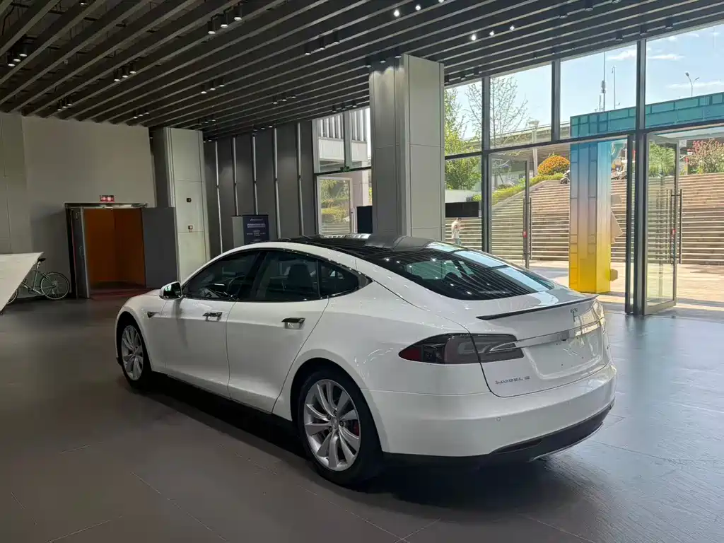 Tesla Model S 2014 — фото 8