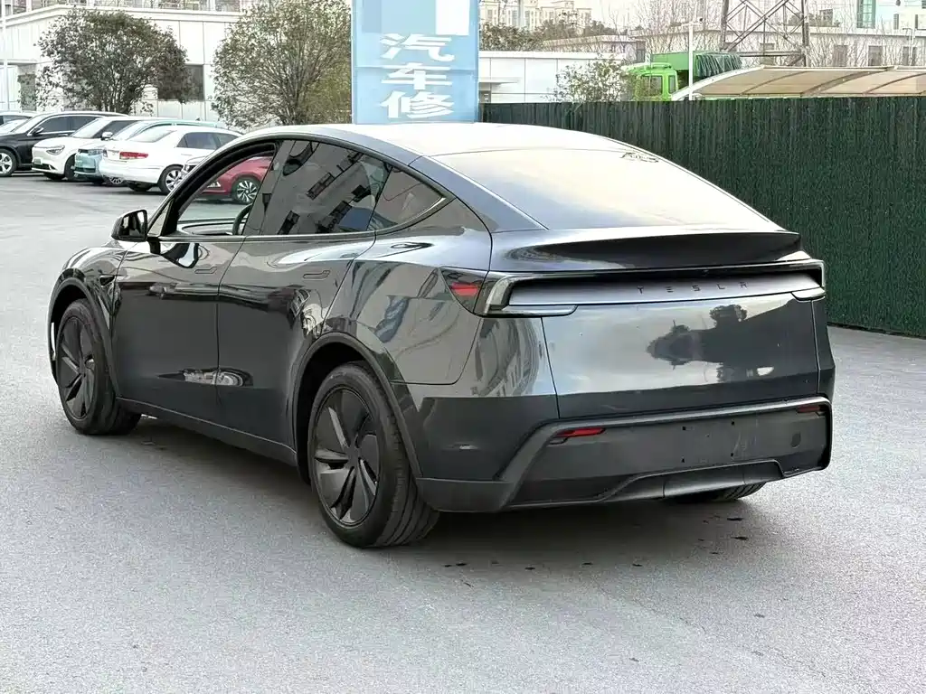 Tesla Model Y 2025 — фото 9