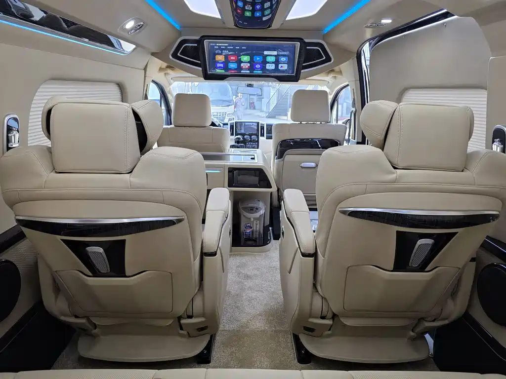 Toyota Hiace — фото 14