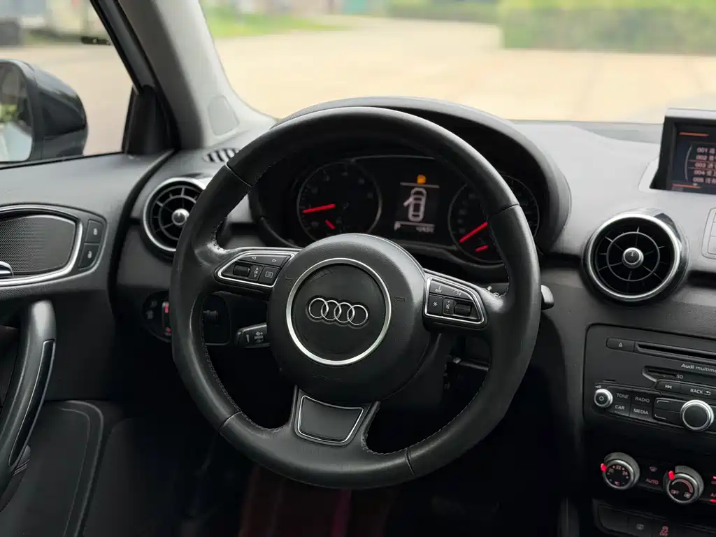 Audi A1 2014 — фото 14